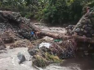 121 KK di Bima Terisolasi Akibat Jembatan Putus Diterjang Banjir