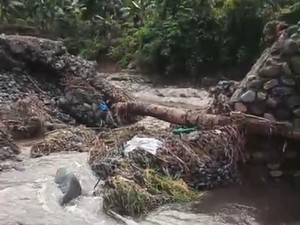 121 KK di Bima Terisolasi Akibat Jembatan Putus Diterjang Banjir