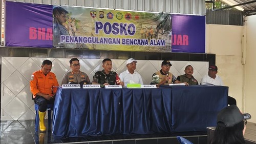 Konferensi pers di Posko Penanggulangan Bencana Alam, Polsek Banjar, Buleleng, Minggu (8/3/2026). (Made Wijaya Kusuma/detikBali)