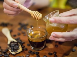 Benarkah Madu Jadi Pengganti Gula Lebih Sehat untuk Kopi?