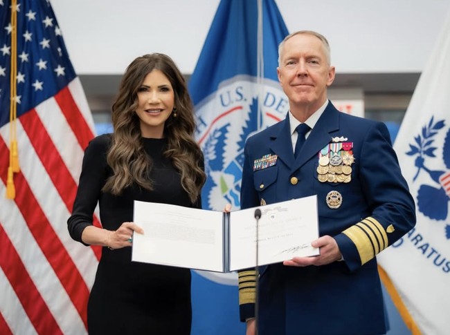Selama menjabat, Noem kerap dijuluki ‘ICE Barbie’ oleh pengamat politik dan media. Julukan ini merujuk pada citra glamornya sekaligus keterlibatannya yang sering tampil di operasi penegakan imigrasi bersama petugas U.S. Immigration and Customs Enforcement (ICE), lembaga penegakan hukum imigrasi di bawah Departemen. Foto: dok. Instagram @kristinoem