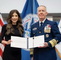 Selama menjabat, Noem kerap dijuluki ‘ICE Barbie’ oleh pengamat politik dan media. Julukan ini merujuk pada citra glamornya sekaligus keterlibatannya yang sering tampil di operasi penegakan imigrasi bersama petugas U.S. Immigration and Customs Enforcement (ICE), lembaga penegakan hukum imigrasi di bawah Departemen. Foto: dok. Instagram @kristinoem