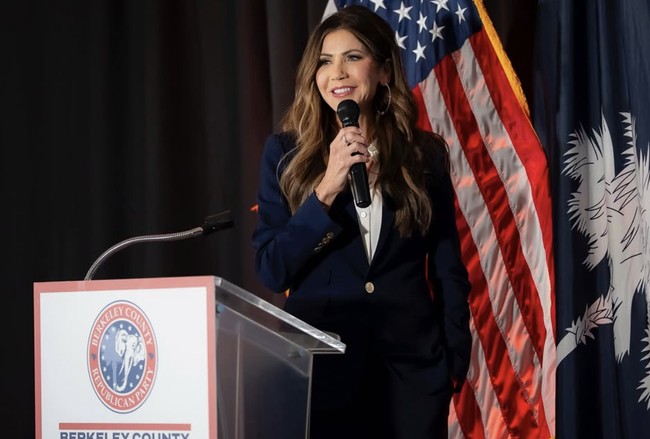 Pemecatan Noem menjadikannya menteri pertama yang kehilangan jabatan dalam kabinet Trump pada masa jabatan keduanya di Gedung Putih. Posisi tersebut kemudian digantikan oleh senator Oklahoma, Markwayne Mullin. Meski dicopot dari jabatan utama, Trump tetap memuji kinerjanya. “Dia telah melayani kita dengan baik, dan telah menghasilkan banyak hasil yang spektakuler,” kata Trump. Foto: dok. Instagram @kristinoem