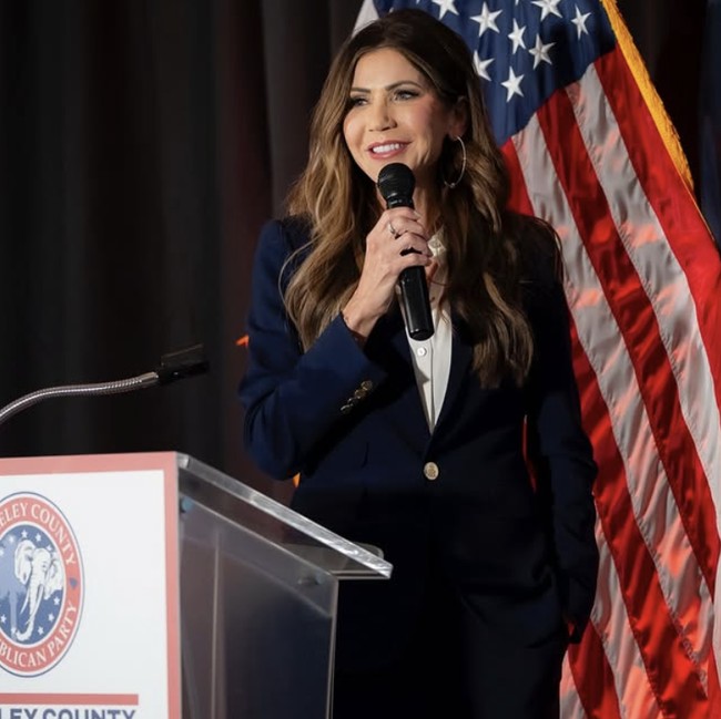 Kristi Noem, Menteri Barbie yang Dituduh Selingkuh hingga Dipecat Trump