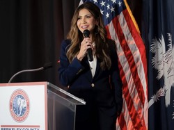 Kristi Noem, Menteri Barbie yang Dituduh Selingkuh hingga Dipecat Trump