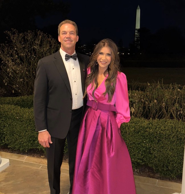 Sidang itu juga menarik perhatian karena Noem didampingi suaminya, Bryon Noem, yang duduk tepat di belakangnya sepanjang sesi. Bryon tampak diam tanpa ekspresi ketika pertanyaan tentang Lewandowski terus muncul. Foto: dok. Instagram @kristinoem