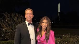 Heboh Eks Menteri Trump, Suaminya Kepergok Jadi Wanita, Pakai Payudara Palsu