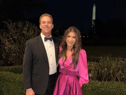 Heboh Eks Menteri Trump, Suaminya Kepergok Jadi Wanita, Pakai Payudara Palsu