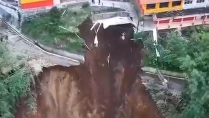 Longsor merusak bangunan kamar mandi sekolah dan memutus jalan penghubung Cilibur-Langkap.