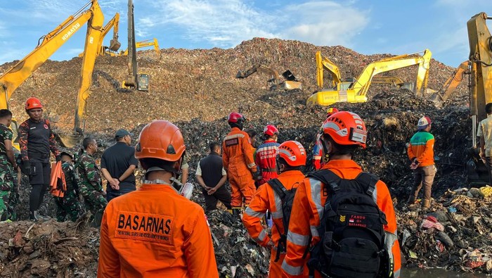 Longsor terjadi di Tempat Pembuangan Sampah Terpadu (TPST) Bantargebang, Bekasi, Jawa Barat. (dokumen Kantor SAR Jakarta)
