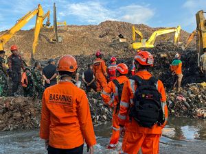 Video Gunung Sampah di Bantargebang Longsor, 3 Orang Tewas