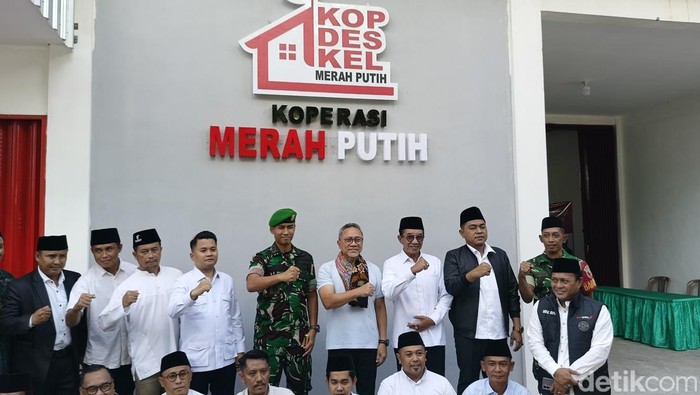 Menteri Koordinator Bidang Pangan Zulkifli Hasan saat kunjungan ke Koperasi Merah Putih Desa Rekkerek, Kecamatan Palengaan, Kabupaten Pamekasan