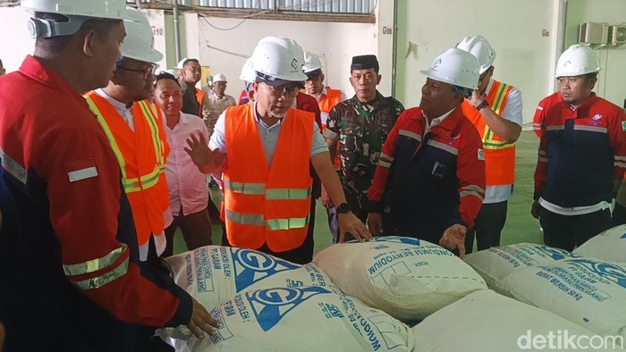 Menteri Koordinator Bidang Pangan Zulkifli Hasan saat meninjau Gudang  PT Gram di Desa Sejati, Kecamatan Camplong, Sampang