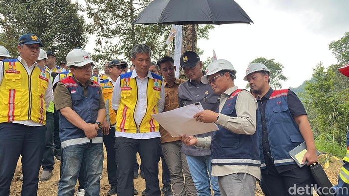 Menteri PU Dody Hanggodo saat mengecek kondisi jalan nasional di Taput.