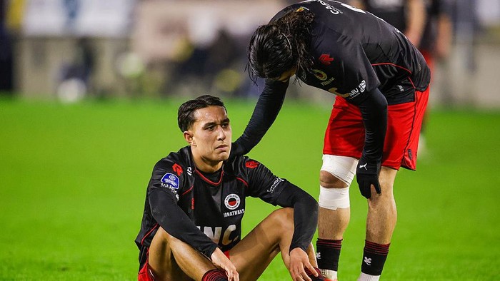 BREDA, NETHERLANDS - FEBRUARY 6: Miliano Jonathans of Excelsior Rotterdam lies on the ground with an injury, Iraakli Yegiani of Excelsior Rotterdam during a Dutch Eredivisie Match at Rat Verlegh Stadion on February 6, 2026 in Breda, Netherlands. (Photo by Broer van den Boom/BSR Agency/Getty Images)