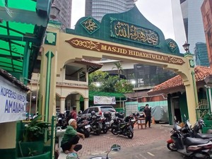 Menunggu Magrib di Tengah Hutan Beton Kuningan