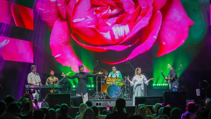 Instalasi dekorasi bertema Ramadan menghiasi area Ramadhan Jazz Festival di pelataran Masjid Cut Meutia, Jakarta, Jumat (6/3/2026). Festival ini menghadirkan perpaduan suasana Ramadan dengan pertunjukan musik jazz dan kegiatan sosial bagi masyarakat.