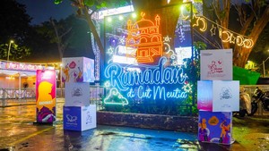 Instalasi dekorasi bertema Ramadan menghiasi area Ramadhan Jazz Festival di pelataran Masjid Cut Meutia, Jakarta, Jumat (6/3/2026). Festival ini menghadirkan perpaduan suasana Ramadan dengan pertunjukan musik jazz dan kegiatan sosial bagi masyarakat.