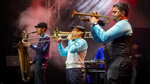 Sejumlah musisi memainkan alat musik tiup saat tampil di Ramadhan Jazz Festival ke-15 di pelataran Masjid Cut Meutia, Jakarta, Jumat (6/3/2026). Festival ini menjadi salah satu agenda musik Ramadan yang memadukan pertunjukan seni dengan kegiatan sosial.