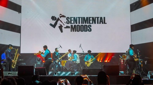 Instalasi dekorasi bertema Ramadan menghiasi area Ramadhan Jazz Festival di pelataran Masjid Cut Meutia, Jakarta, Jumat (6/3/2026). Festival ini menghadirkan perpaduan suasana Ramadan dengan pertunjukan musik jazz dan kegiatan sosial bagi masyarakat.