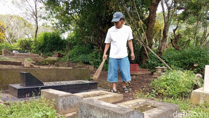 Pembersih makam, Agus Ponco Nugroho (22) saat ditemui di Makam Nglarangan, Potrobangsan, Kota Magelang, Minggu (8/3/2026).