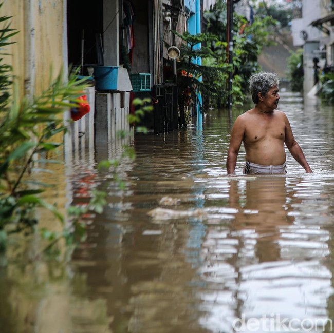 Penampakan Banjir di Cipinang Melayu, Ketinggian 1 Meter