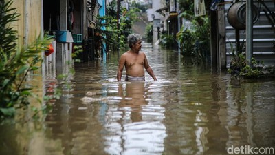 Penampakan Banjir di Cipinang Melayu, Ketinggian 1 Meter