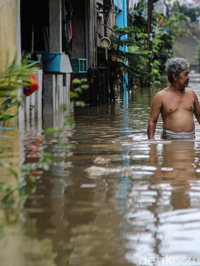 Penampakan Banjir di Cipinang Melayu, Ketinggian 1 Meter