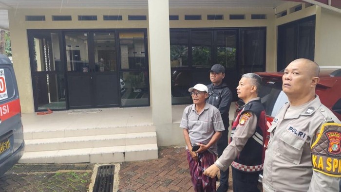 CCTV Tangkap Maling Curi Sepeda saat Pemilik Salat Tarawih di Depok