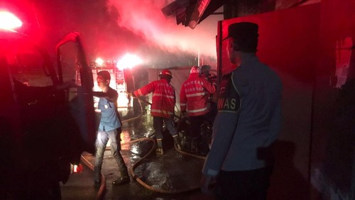 Petugas pemadam kebakaran berupaya memadamkan api yang membakar kios di Gang Telabah 2, Desa Batubulan, Kecamatan Sukawati, Gianyar, Minggu (8/3/2026). (Dok Polres Gianyar).