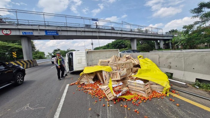 Pikap muat tomat terguling di Tol Sidoarjo