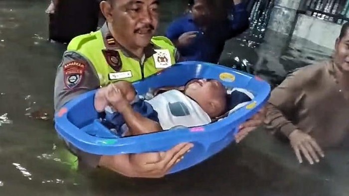 Polda Banten mengevakuasi warga terdampak banjir, termasuk balita, di Cibeber, Kota Cilegon. (dok istimewa)