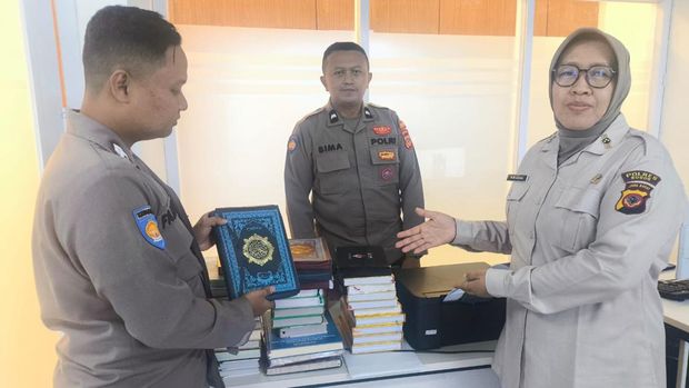 Jajaran kepolisian patungan wakafkan Alquran.