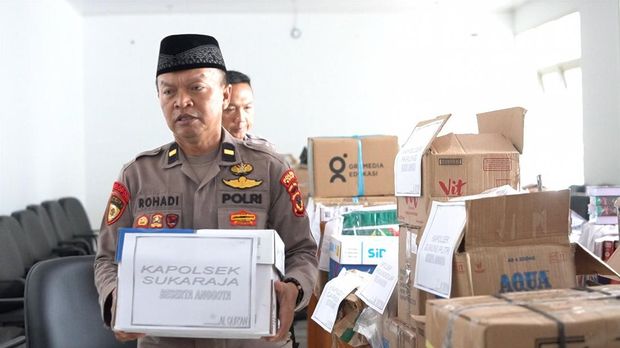 Jajaran kepolisian patungan wakafkan Alquran.