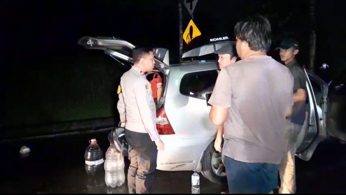 Polisi mengantarkan pulang sekeluarga yang mobilnya mogok di Tenjo, Bogor. (dok.istimewa)