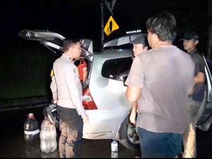 Tengah Malam Mobilnya Mogok, Lansia di Bogor Diantar Pulang Polisi