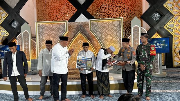 Polres Bogor menyerahkan 2.000 Al-Quran dalam rangka Nuzulul Quran. (dok.istimewa)