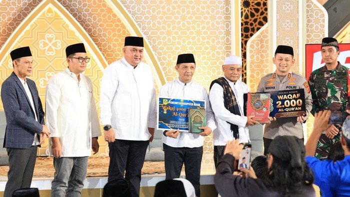 Polres Bogor menyerahkan 2.000 Al-Quran dalam rangka Nuzulul Quran. (dok.istimewa)