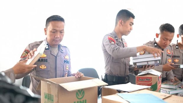 Polres Bogor menyerahkan 2.000 Al-Quran dalam rangka Nuzulul Quran. (dok.istimewa)