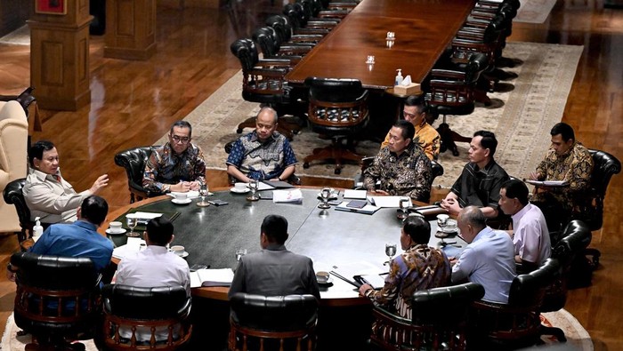 Presiden Prabowo Subianto menggelar rangkaian rapat terbatas bersama sejumlah menteri Kabinet Merah Putih di kediaman pribadinya di Hambalang, Bogor, Jawa Barat. (Cahyo - Biro Pers Sekretariat Presiden)