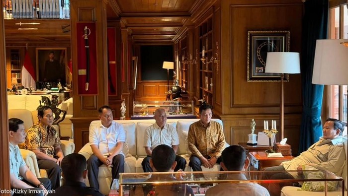 Presiden Prabowo Subianto mengumpulkan para mantan ajudan dan pengawalnya saat aktif berdinas di TNI di kediaman Hambalang. (Instagram/Sekretariat Kabinet)