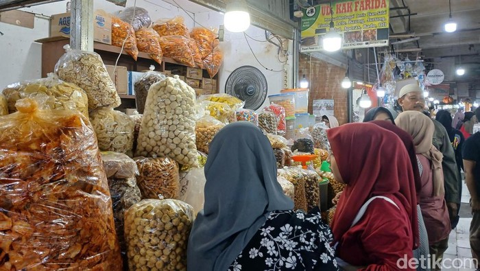 Pembeli berburu kue kering di Pusat Pasar Medan, Minggu