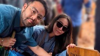 Ranggaz Laksmana terlihat kompak mengenakan pakaian biru bareng istri. Ia menjelaskan terkait warna pakaian itu. Hari ini semua orang yang sayang sama kamu pake baju biru. Kamu pernah bilang, sesuai feng shui, itu warna keberhasilan & keberuntungan kamu, tulisnya di Instagram. (Foto: dok Instagram ranggazlaksmana)