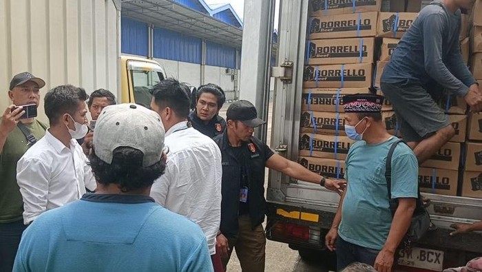 Resmob Bareskrim Polri menindak peredaran 9 ton daging impor kedaluwarsa menjelang Lebaran. (dok. Antara)