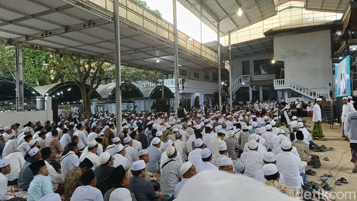 Ribuan jemaah hadiri Haul RKH. Abd. Hamid bin Maulana RKH. Itsbat di PP Banyuanyar