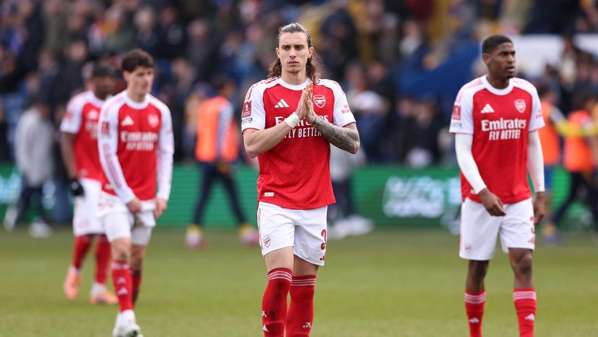 Riccardo Calafiori cedera lagi saat Arsenal kalahkan Mansfield. (REUTERS/David Klein)
