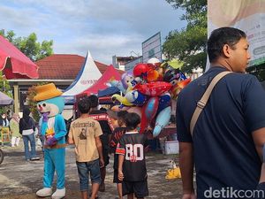 Satpol PP Buru Pengendali Bisnis Badut Jalanan di Mataram