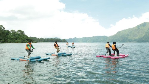 Sejumlah pengunjung sedang bermain sepeda air di Danau Batur, Bangli, Minggu (8/3/2026). (Aryo Mahendro/detikBali)