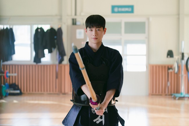 Dalam drama Korea Boyfriend on Demand, Seo Kang Joon diceritakan sebagai salah satu pacar virtual Jisoo BLACKPINK, yang hanya muncul saat memakai device khusus. Foto: dok. Netflix