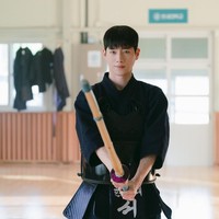 Dalam drama Korea Boyfriend on Demand, Seo Kang Joon diceritakan sebagai salah satu pacar virtual Jisoo BLACKPINK, yang hanya muncul saat memakai device khusus. Foto: dok. Netflix
